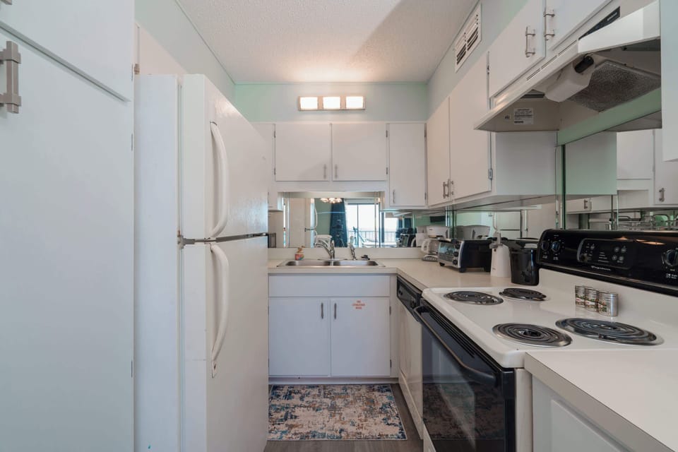 Condo, Multiple Beds, Balcony, Ocean View (Turtle Love) | Private kitchen | Fridge, microwave, oven, stovetop