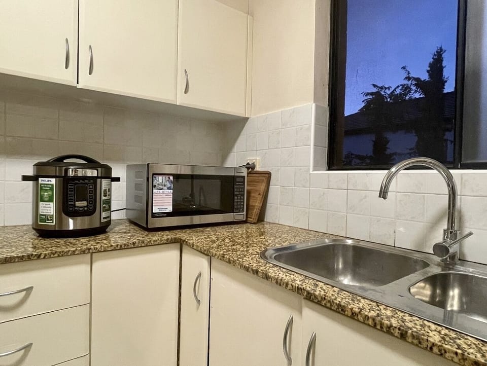 Full kitchen (microwave, stove, oven, toaster, kettle, bowls, plates, cutlery)