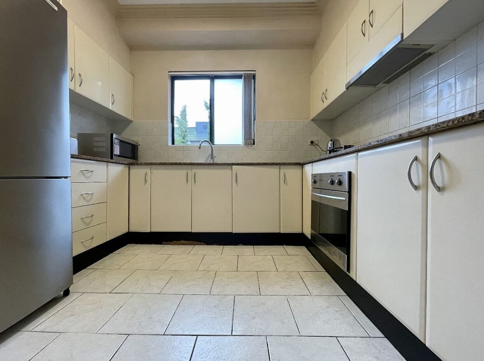 Full kitchen (microwave, stove, oven, toaster, kettle, bowls, plates, cutlery)