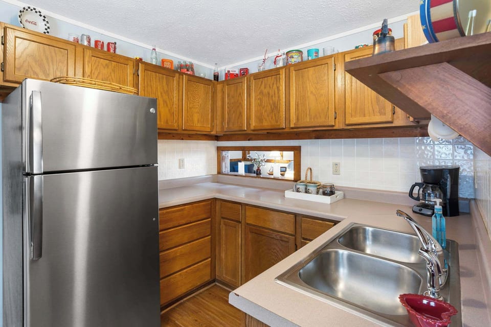 Cabin, Multiple Beds, Balcony, Mountain View (The Cottages on Lake Bluff) | Private kitchen | Coffee/tea maker