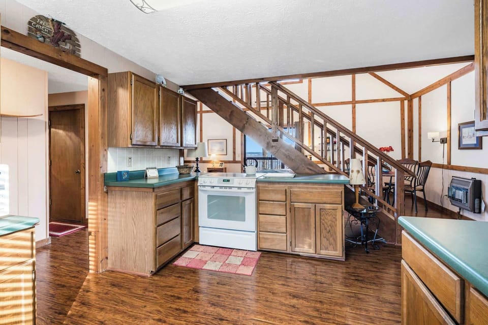 Cabin, Multiple Beds, Balcony, Mountain View (The Cottages on Lake Bluff) | Interior