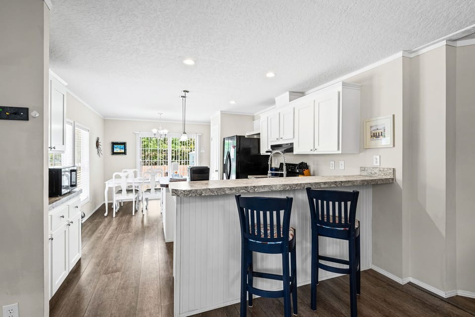 Eat-in kitchen bar seating