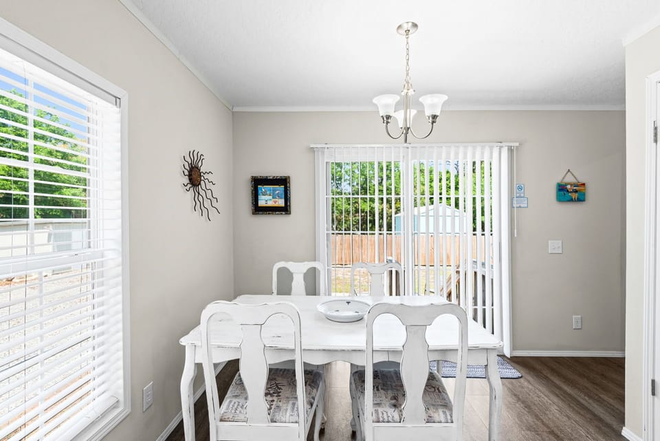 Seating for four at the dining table