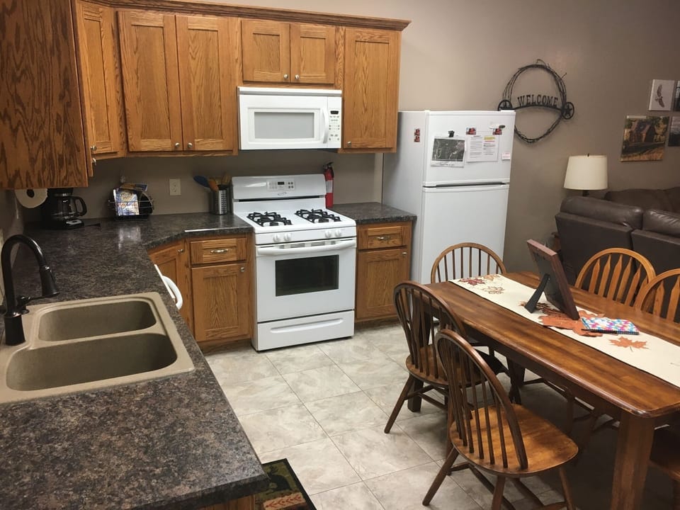 Full size kitchen, seating for 6
