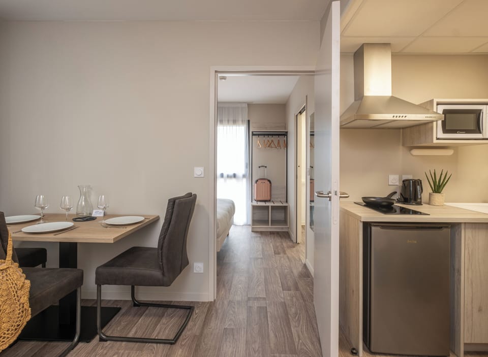 Desk, laptop workspace, travel crib, free WiFi