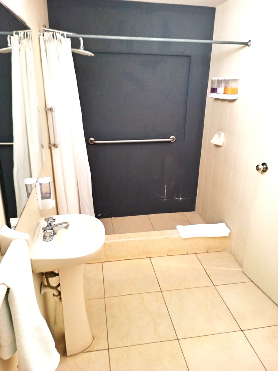 Business Twin Room | Bathroom | Shower, rainfall showerhead, hair dryer, towels