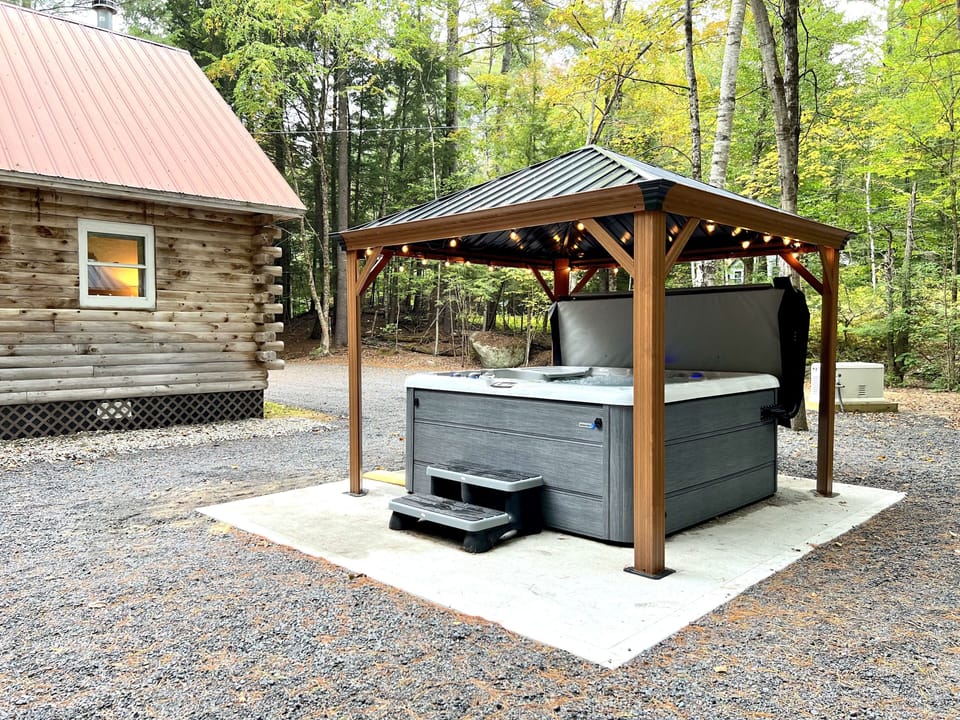 Large hot tub fits 8 persons 