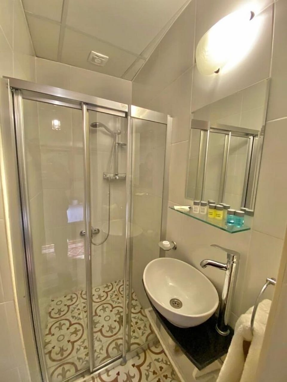 Deluxe Double Room | Bathroom | Free toiletries, hair dryer, slippers, towels