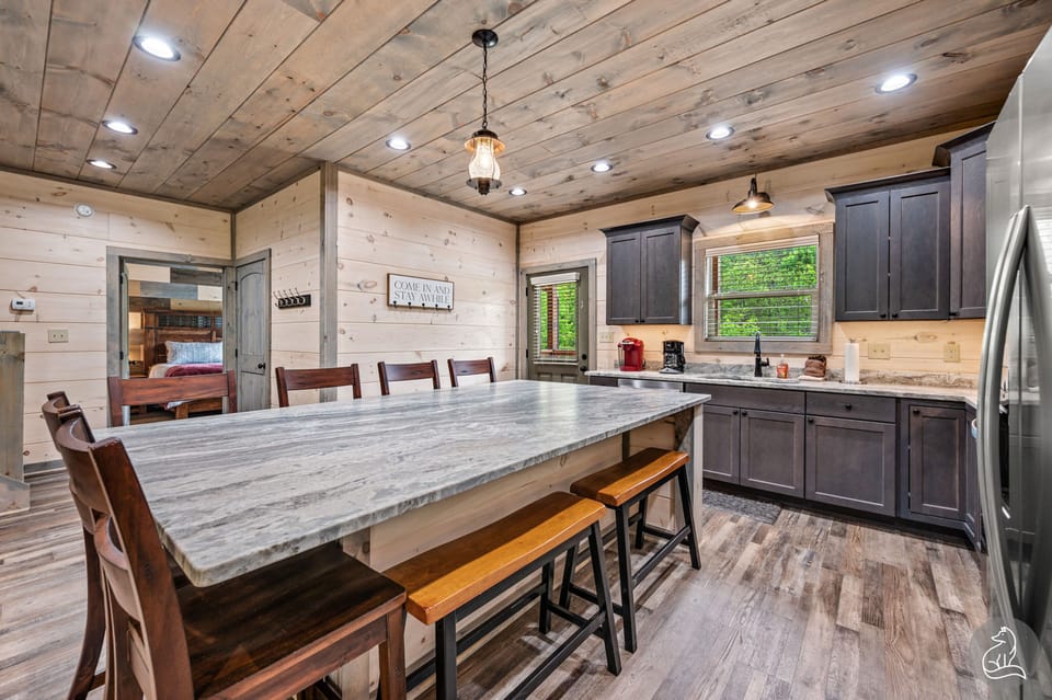 Fully-equipped Kitchen with large island