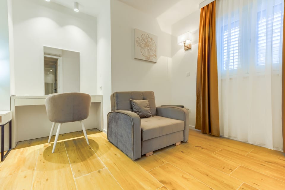 Deluxe Double Room | In-room safe, desk, blackout drapes, soundproofing