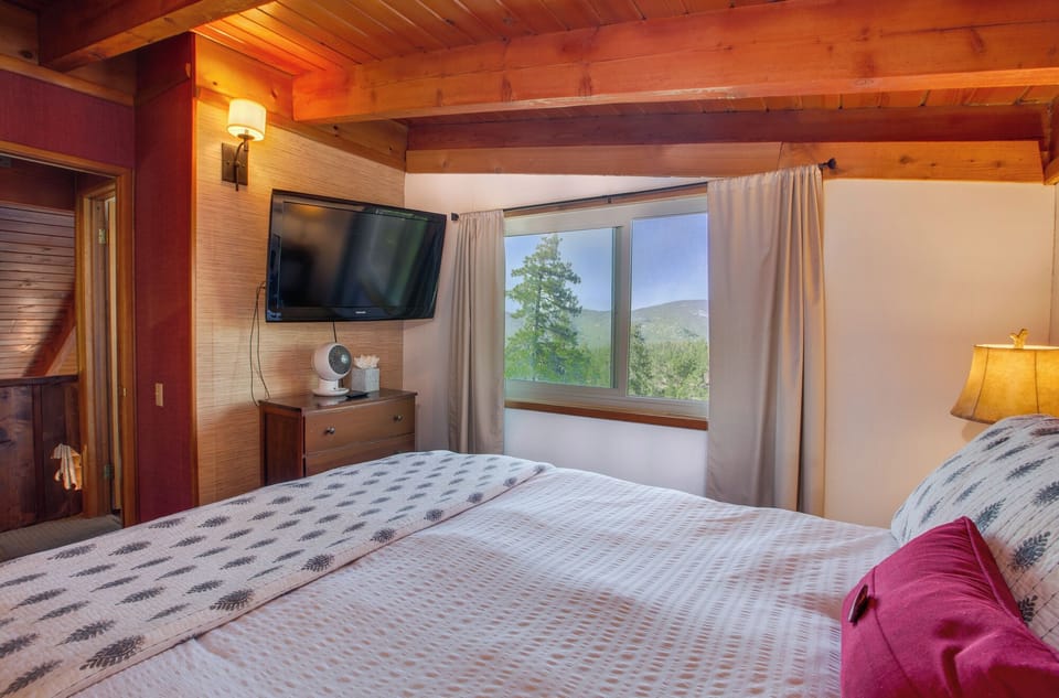 Mountain views from your queen size memory foam mattress or enjoy tv in bed. 