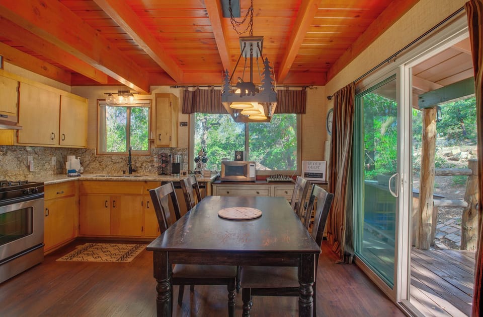 Fully equipped kitchen and enjoy your meals with beautiful Mother Nature views. 