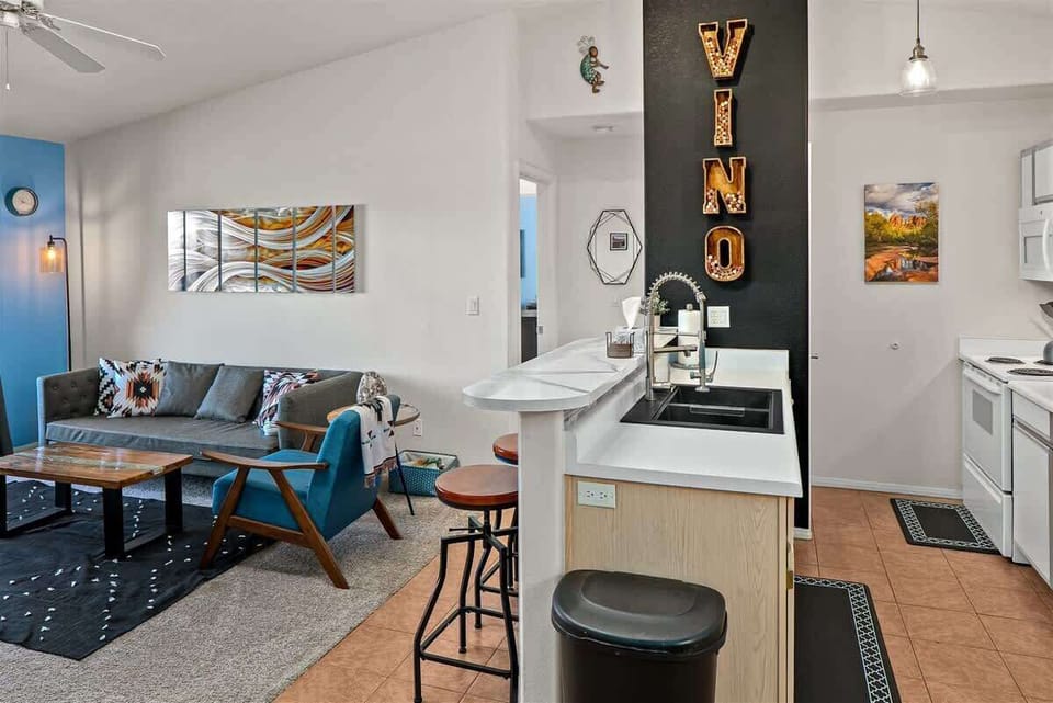 There`s seating at the counter for 3