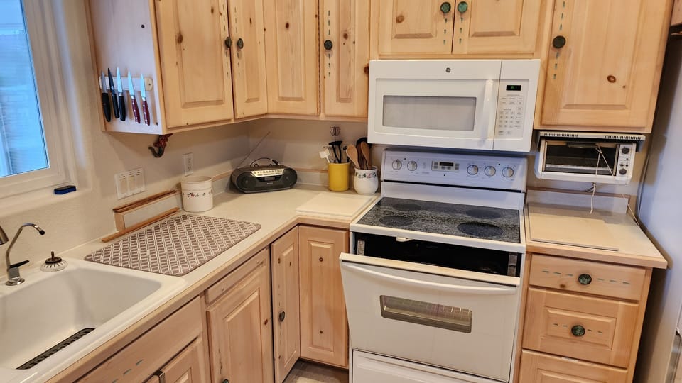 appliances are new and clean
