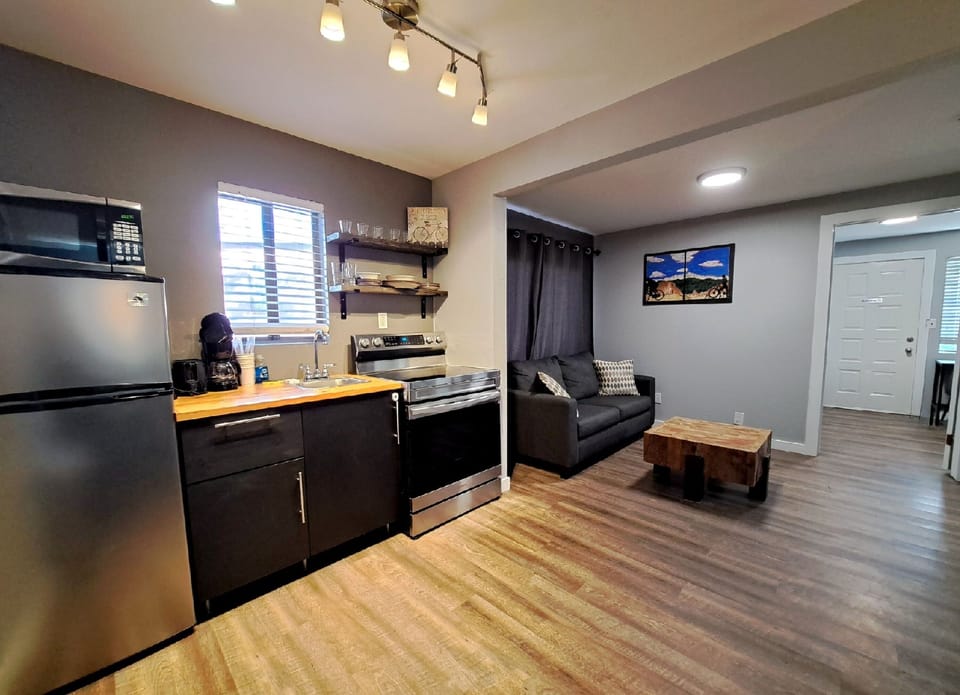 Signature Cottage | Private kitchen | Mini-fridge, microwave, coffee/tea maker, freezer