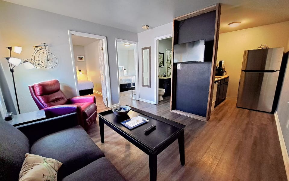 Signature Suite, 2 Bedrooms, Kitchen | Individually decorated, individually furnished, iron/ironing board
