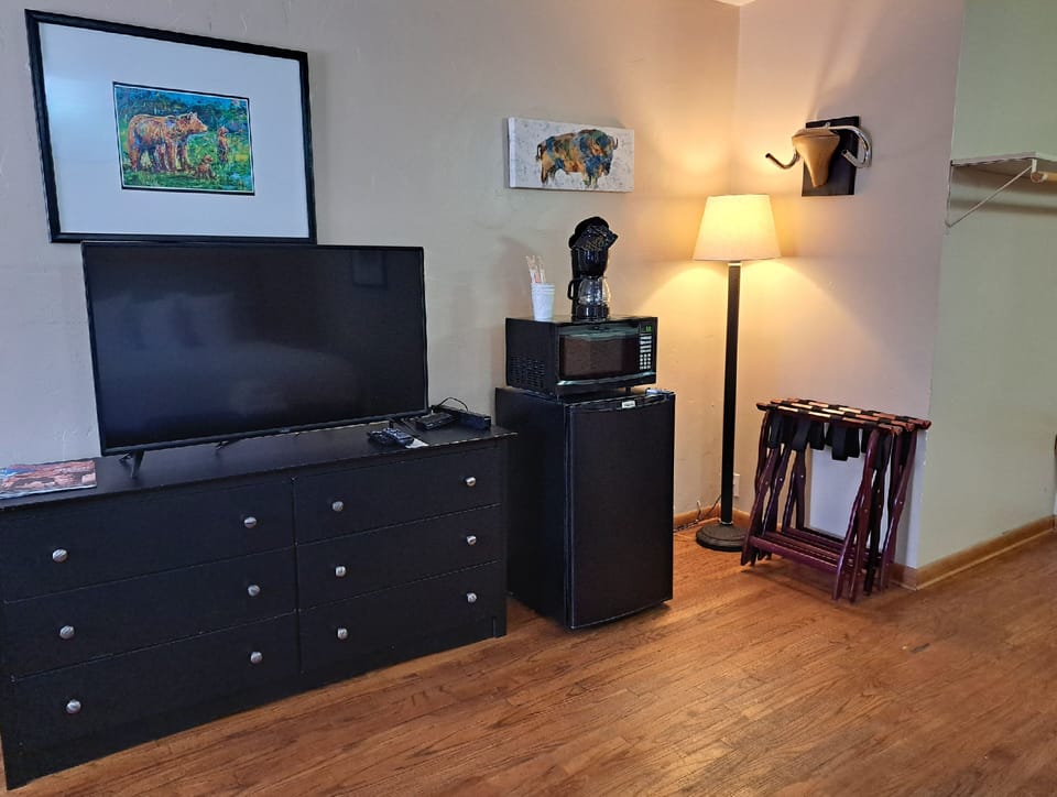Basic Room, 2 Queen Beds, Non Smoking | Living area | 32-inch TV with cable channels, table tennis