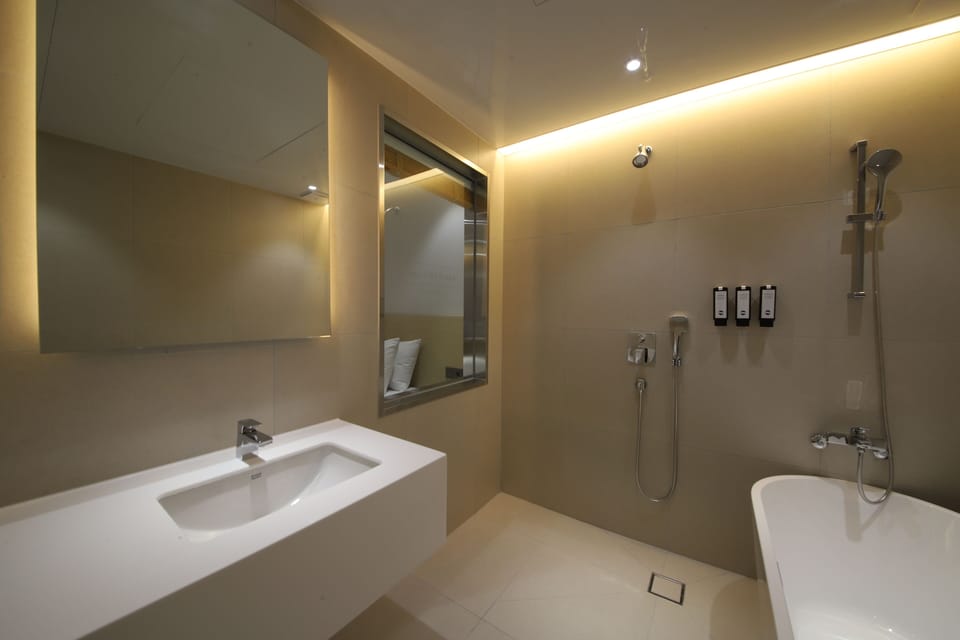 Economy Double Room | Bathroom | Deep soaking tub, designer toiletries, hair dryer, bathrobes