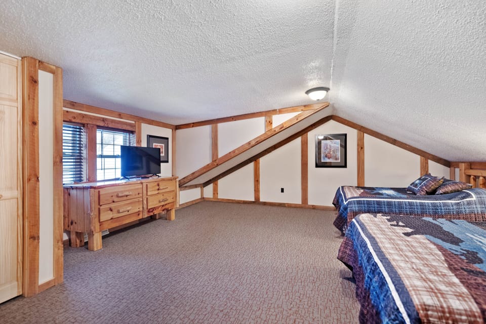 Bedroom 2 - 1 Single and 1 Queen Bed - Linens provided and professionally cleaned. Great for couples.