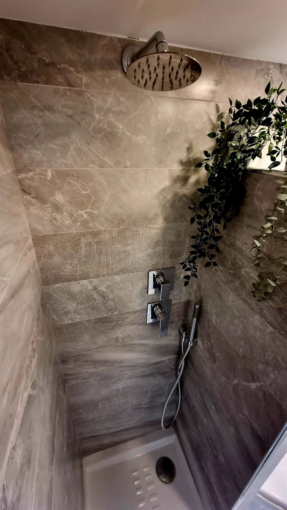 Deluxe Double Room, Monument View | Bathroom | Shower, rainfall showerhead, free toiletries, hair dryer