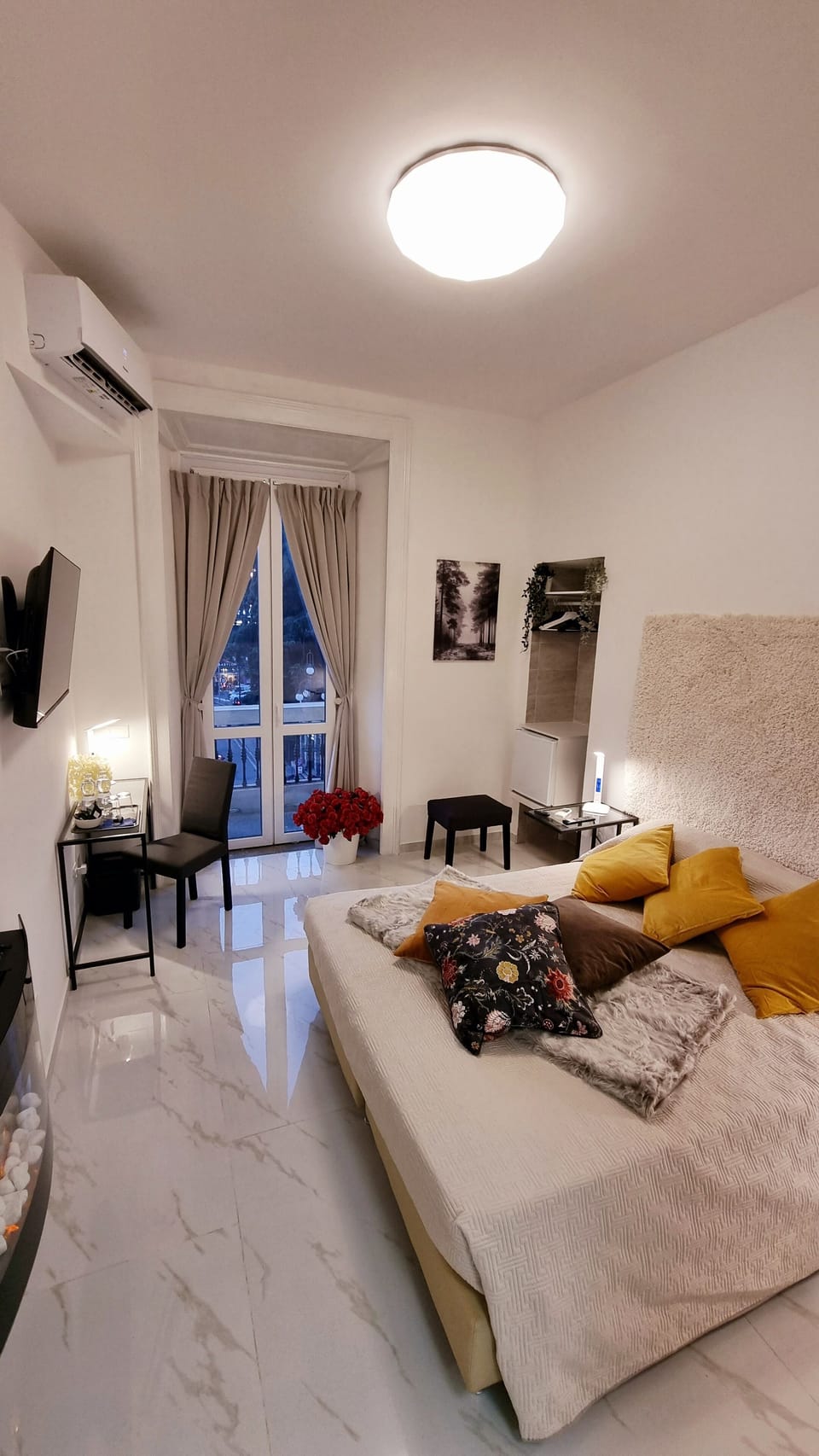Deluxe Double Room, Monument View | Desk, laptop workspace, blackout drapes, free WiFi