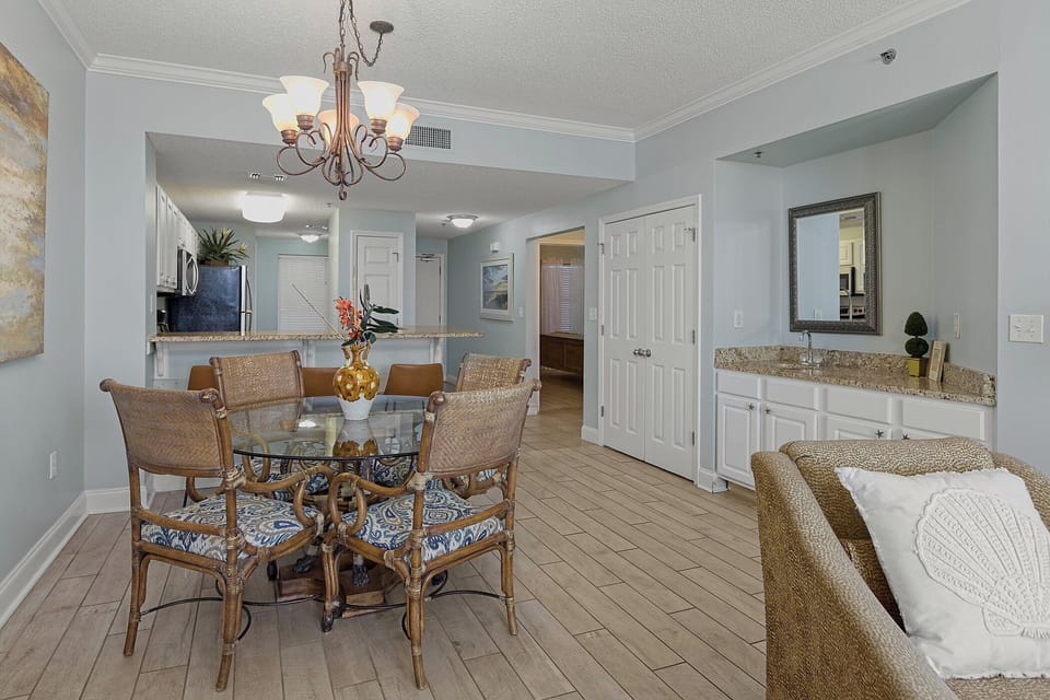 Dining Area with Wet Bar