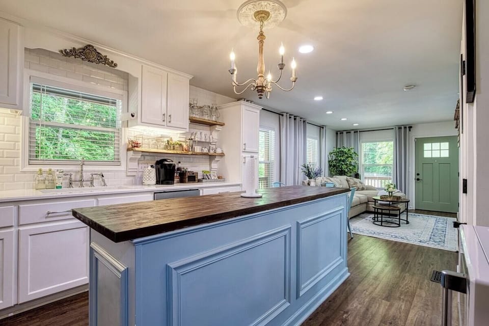 Fully Stocked kitchen

French Press
Electric Tea Kettle
Keurig
Complimentary Coffee, Tea, Coffee Syrups, Splenda, Stevia in the Raw, Honey, Frother Various creamers including keto
Infant/ toddler Booster Chair
Children Plates
Children utensils etc
