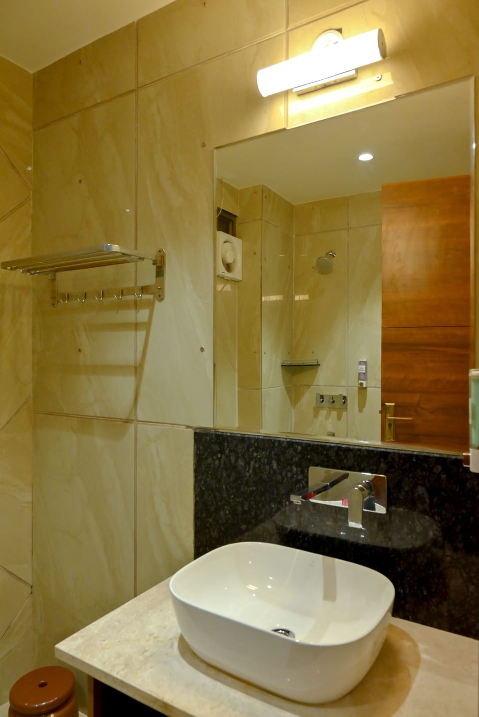 Deluxe Room | Bathroom | Shower, towels