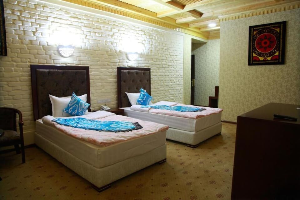 Desk, soundproofing, WiFi (free), bed sheets