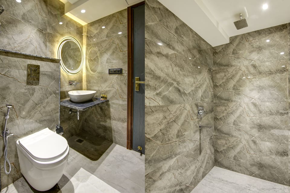 Superior Double Room | Bathroom | Free toiletries, slippers