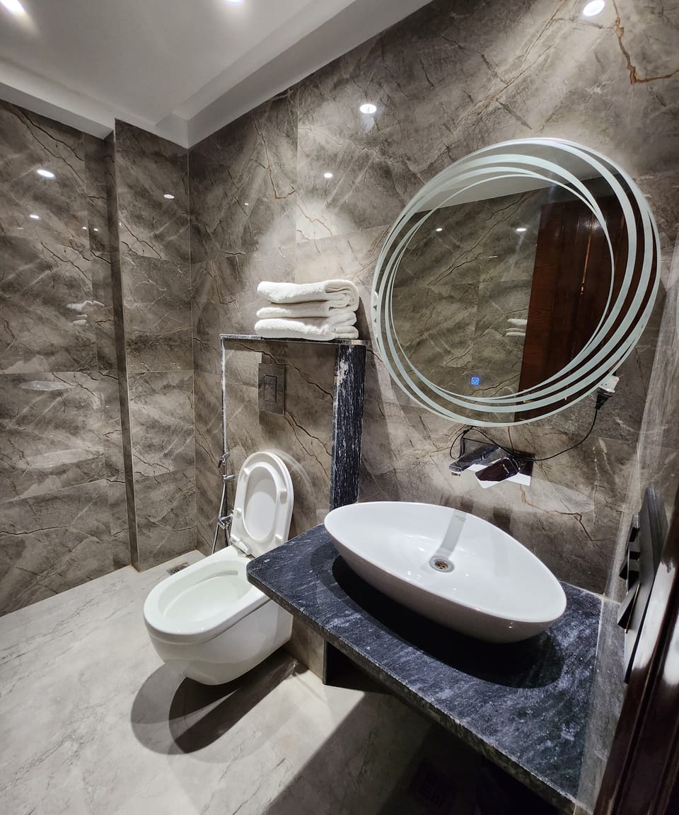 Superior Double Room | Bathroom | Free toiletries, slippers