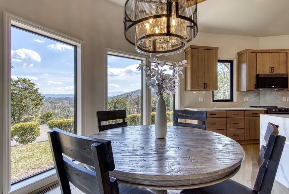Cabin, 2 Bedrooms | Dining