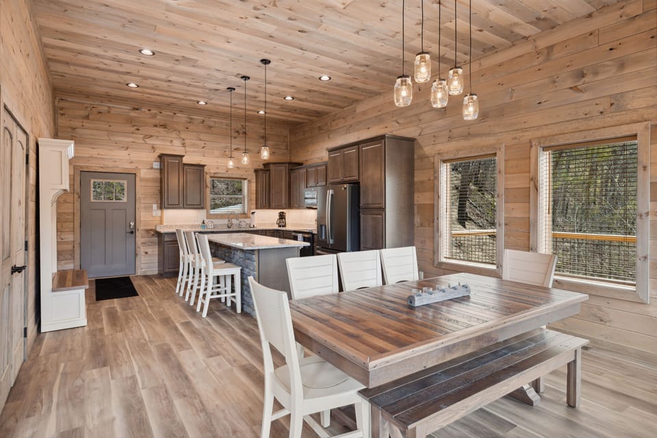 Cabin, 4 Bedrooms | Dining