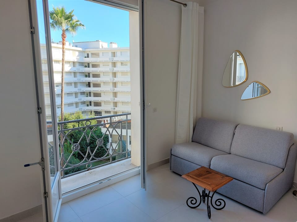 Palais Miramar, Cannes Boulevard de la Croisette. 