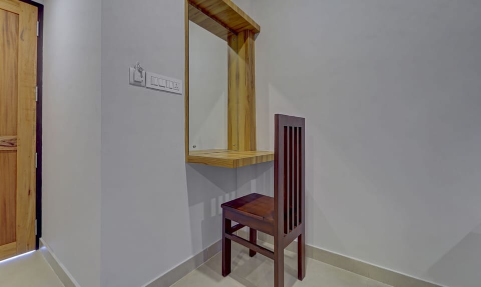 Deluxe Room | Desk, iron/ironing board, bed sheets