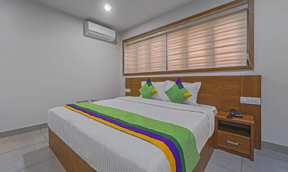 Premium Room | Desk, iron/ironing board, bed sheets