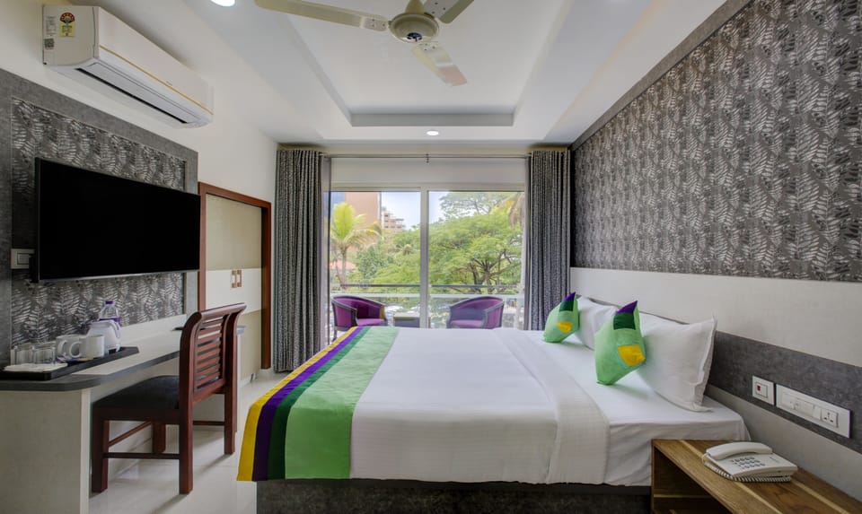 Deluxe Double Room | Desk, iron/ironing board