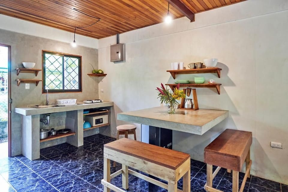 Comfort Apartment, 2 Bedrooms | Private kitchen | Paper towels
