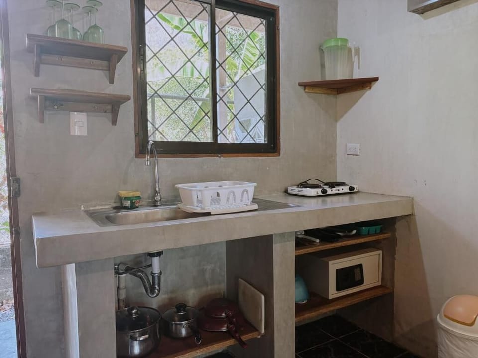 Comfort Apartment, 2 Bedrooms | Private kitchen | Paper towels