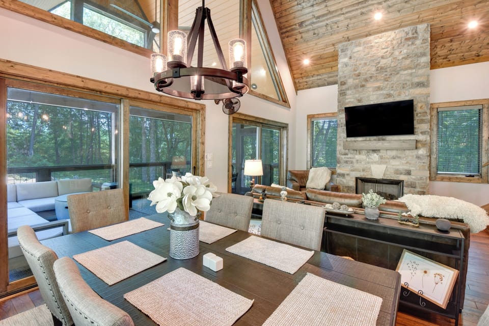 Dining Area | Dishware & Flatware Provided