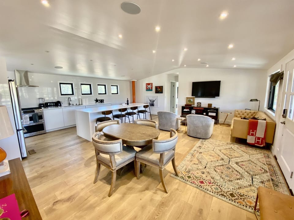 Casa 1: Large open-space living and dining area