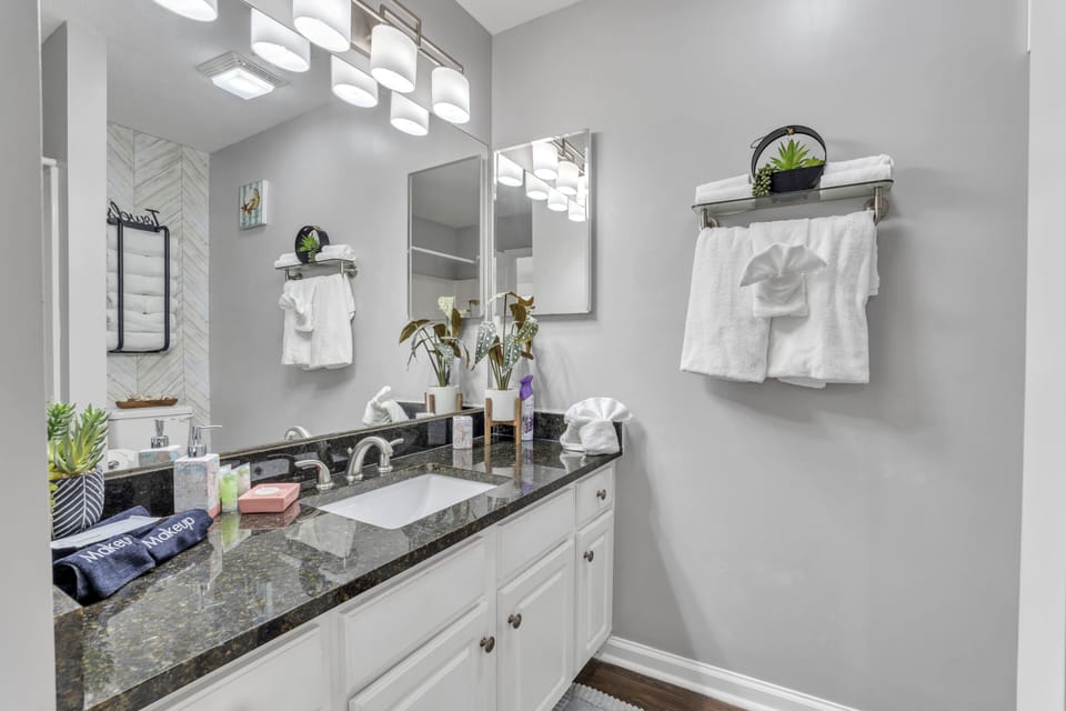 1st Bathroom (Hallway)