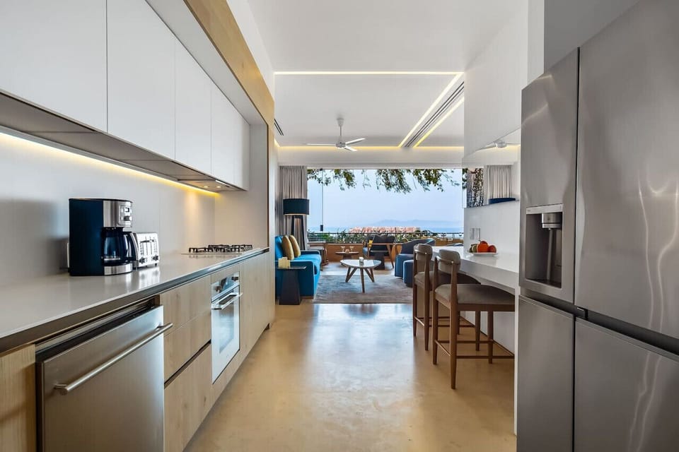 [Kitchen] Fully equipped kitchen with a stylish bar for casual dining or working.