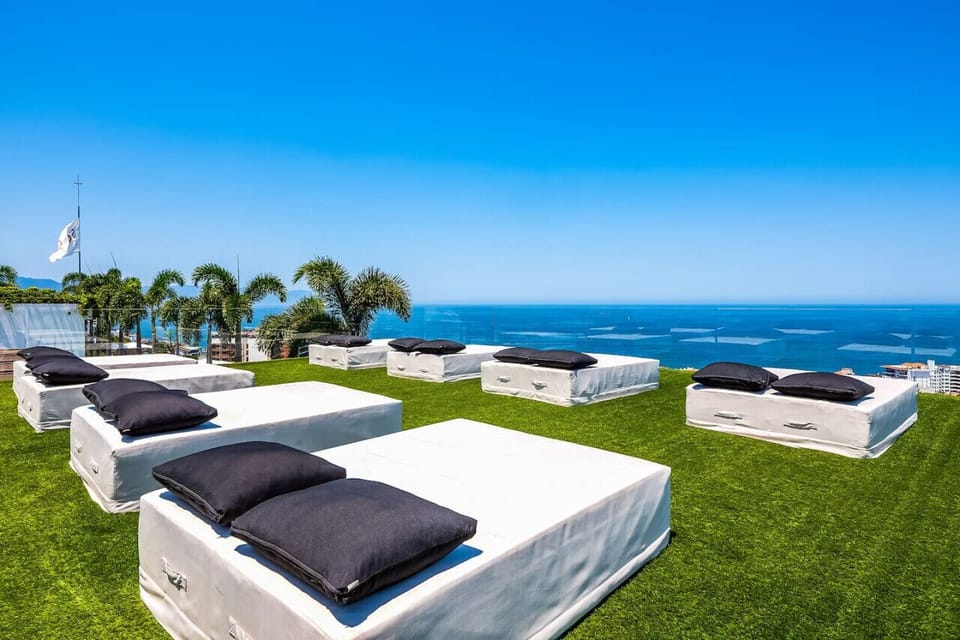 [Rooftop] Unwind on plush, queen-size sun beds in the sun.