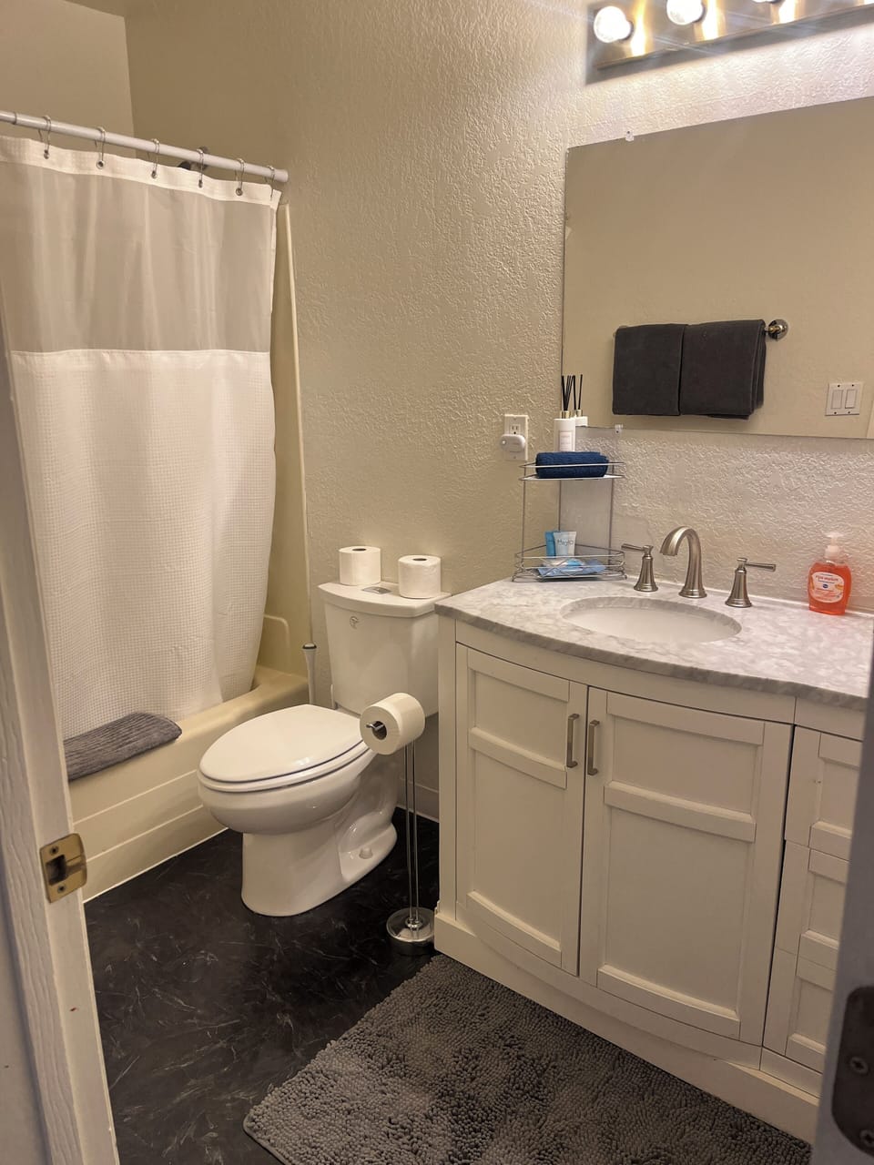 Upstairs full bathroom