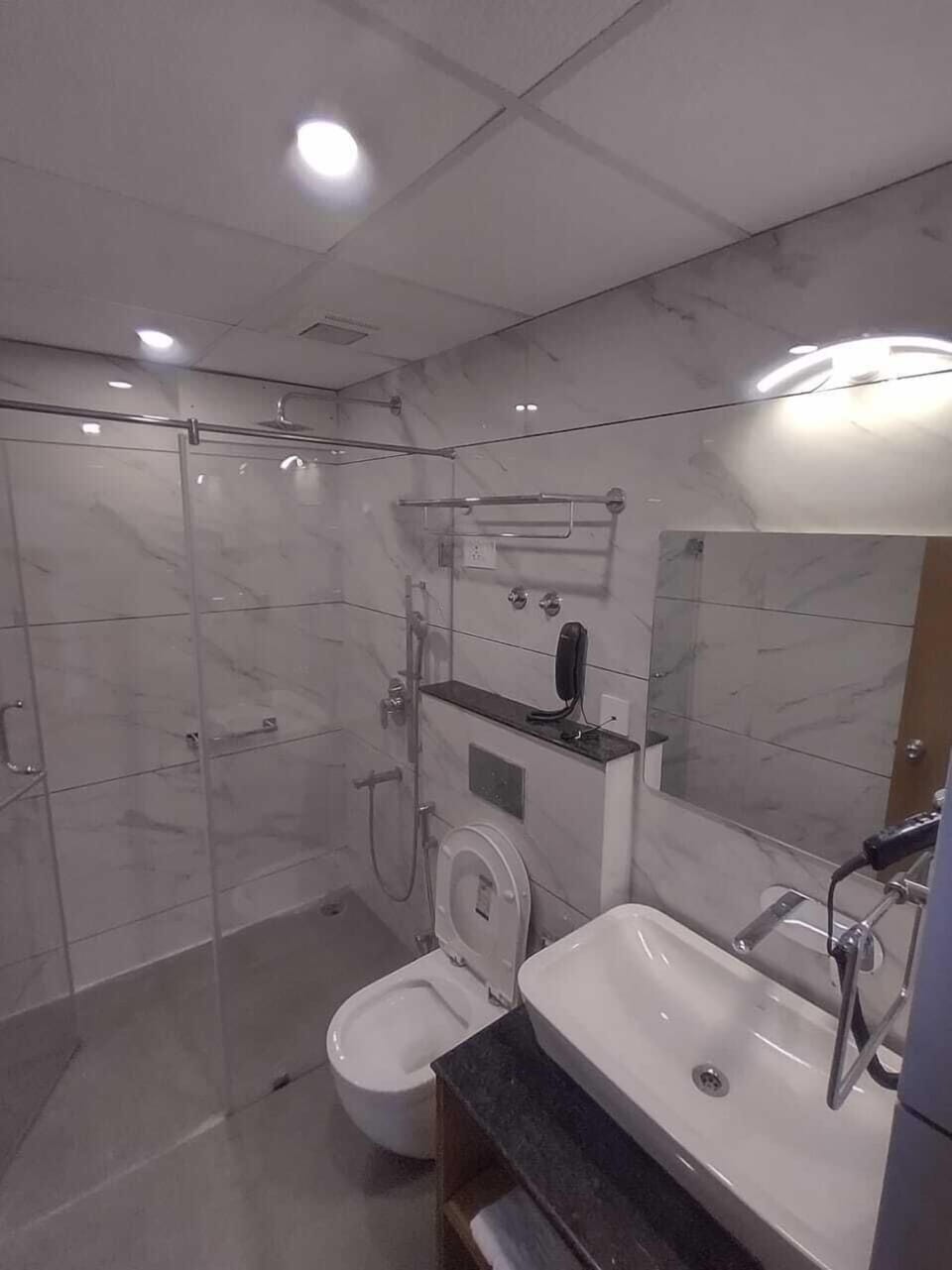 Basic Double or Twin Room | Bathroom | Shower, rainfall showerhead, free toiletries, slippers