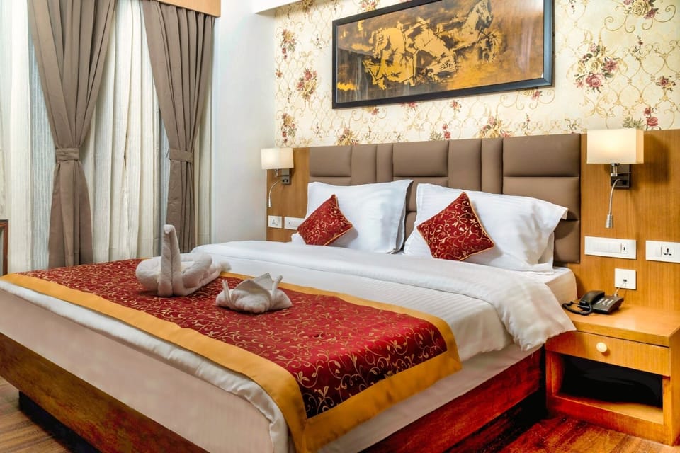 Basic Double or Twin Room | Minibar, in-room safe, desk, soundproofing