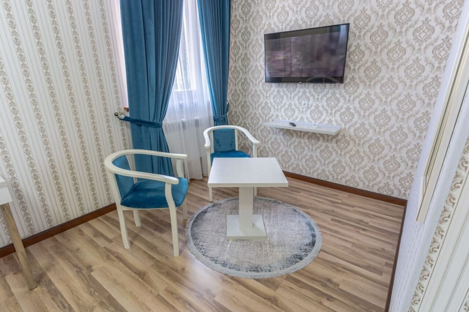 Superior Twin Room | In-room dining