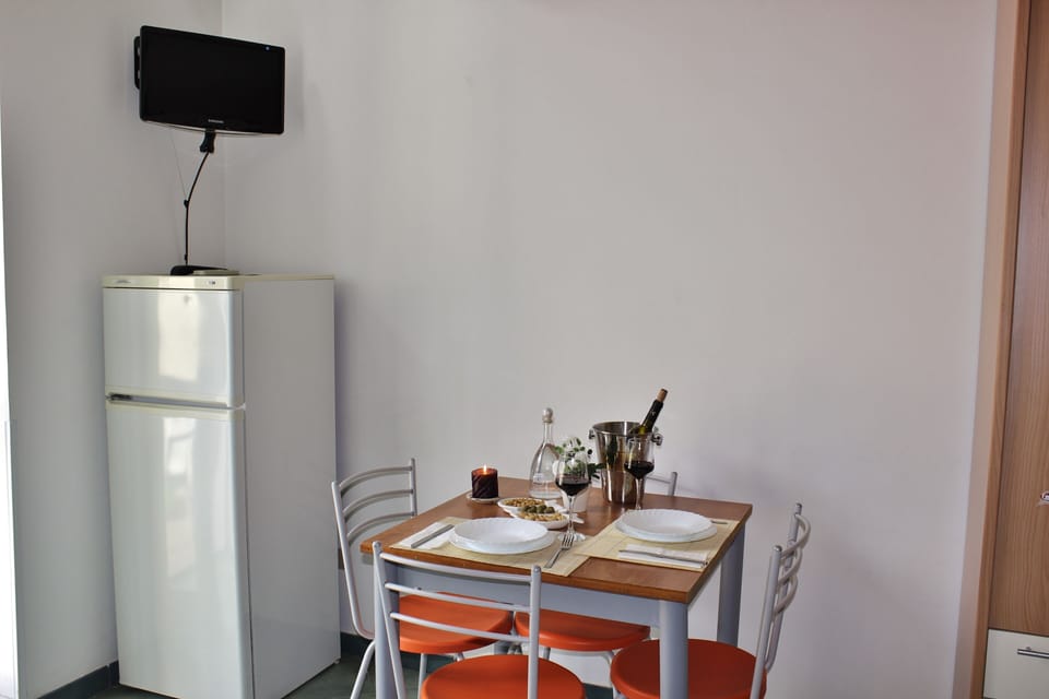 Apartment, 1 Bedroom, Ocean View | Dining room