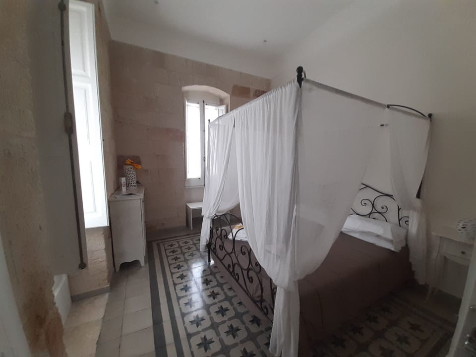 Junior Double Room | Iron/ironing board, free WiFi, bed sheets